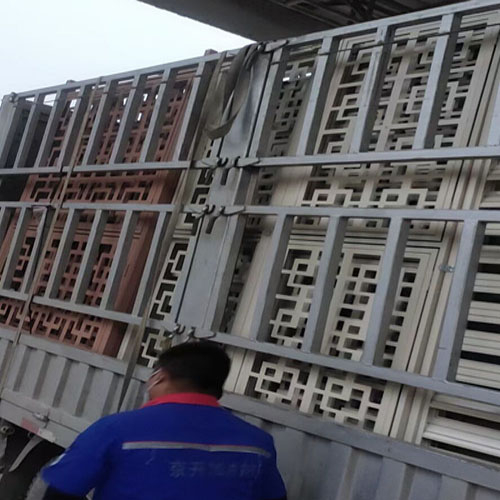 鋁單板百葉窗裝車(chē)發(fā)貨中